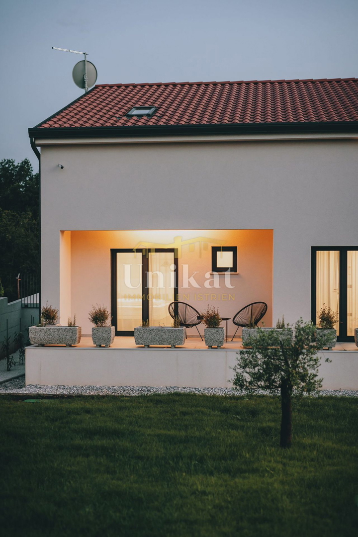 Samostojna hiša s bazenom - 17 km od morja